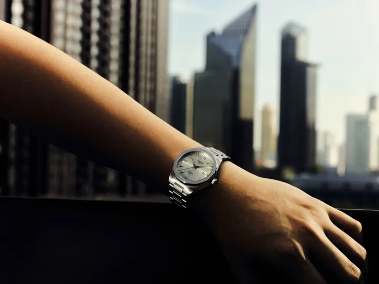 PRC 100太陽能腕錶只要有光照隨時能充電。品牌提供