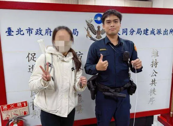 建成派出所警員劉愷恩協助女子拿回鑰匙。警方提供
