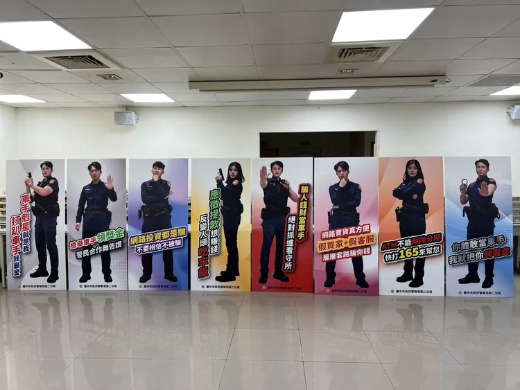 打詐用的警察人形立牌共有8款造型。警方提供