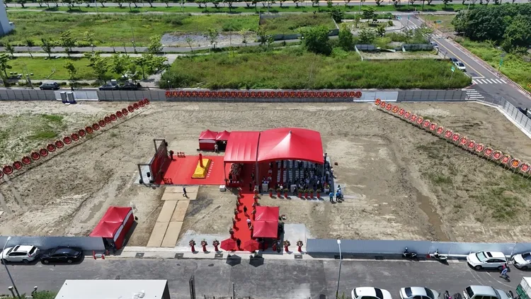 建案屬新興重劃區具備景觀機能，因車程10分鐘可到海佃生活圈，距離南科不遠，價格相對親民成為順銷主因。泰嘉開發提供