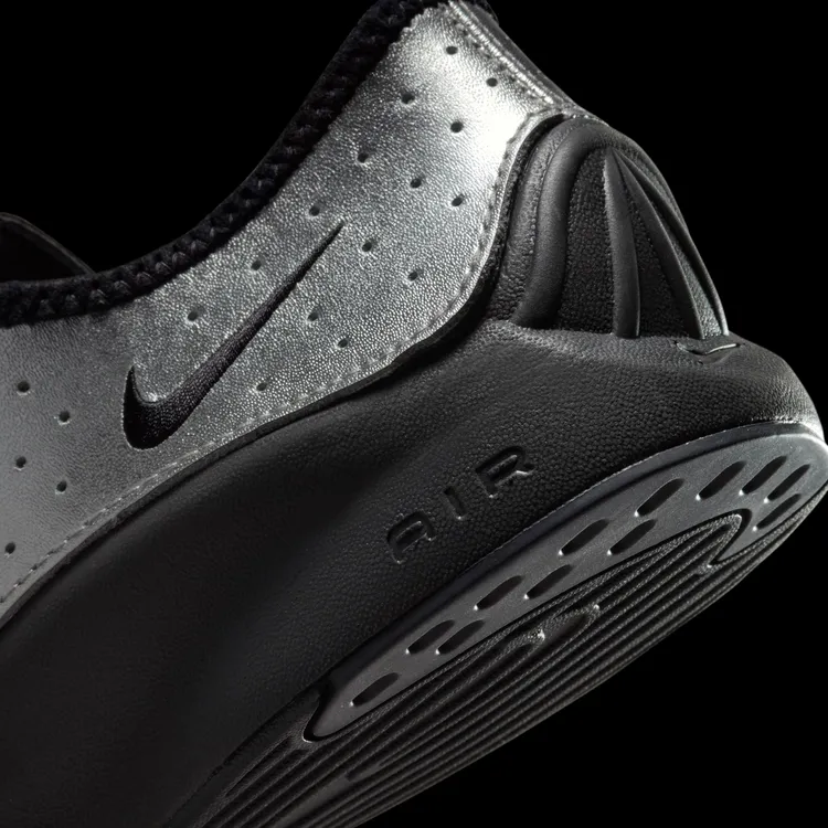 鞋面採用皮革與織物材料，並注入金屬銀提升整體設計感。品牌提供