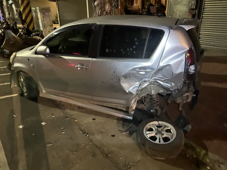 小客車停在路旁左後側遭猛烈撞擊，車體凹陷。翻攝畫面