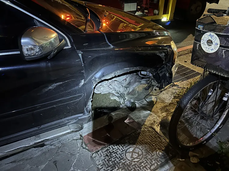 莊男所駕駛車輛右前車輪整個斷裂，車框飛出，可見撞擊力之猛烈。翻攝畫面