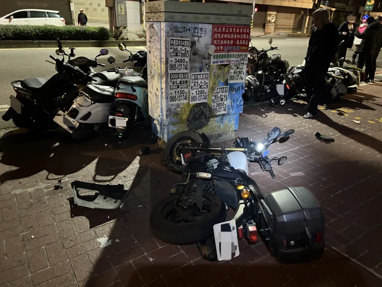 路邊機車被撞得東倒西歪，有機車還被撞飛上人行道。翻攝畫面