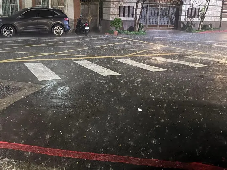 北市文山區也下起冰雹。翻攝《爆廢公社》臉書