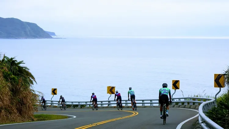 台灣最南端的「福容墾丁店」可以用單車串聯鵝鑾鼻燈塔、龍磐公園，享受海天一色。業者提供