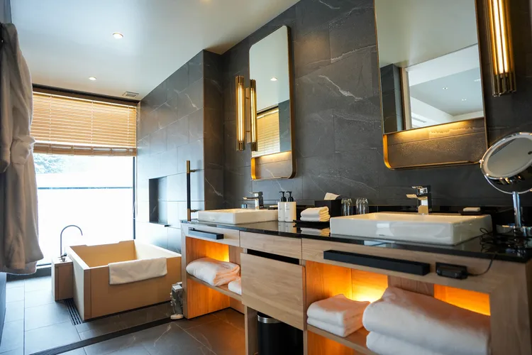 浴室窗邊配置的柏木浴池，可以邊泡澡邊賞雪景。田欣雲攝影