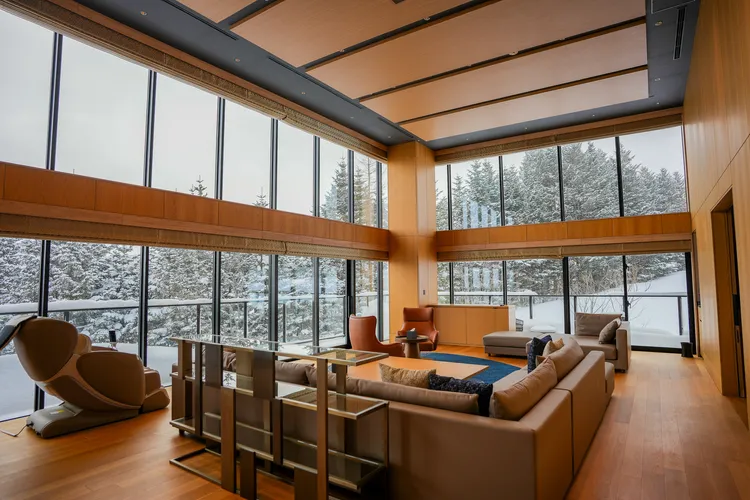 總統套房起居空間挑高5公尺，顯得相當寬敞。田欣雲攝影