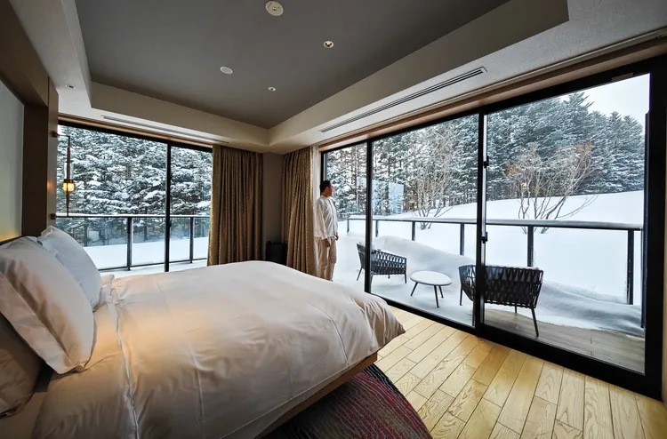 房間轉角處設計的大片落地窗，讓室內採光極佳。田欣雲攝影