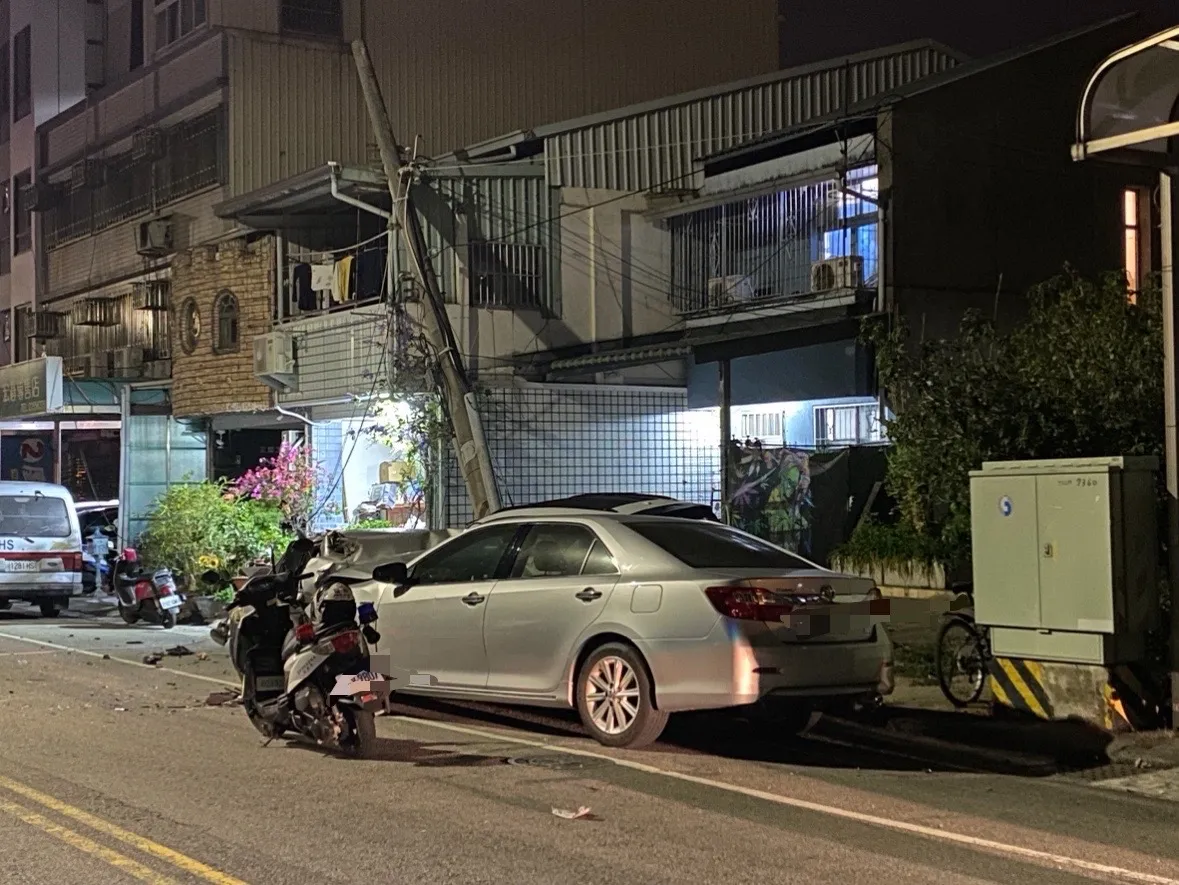 刘男撞到路边6辆汽机车及电线杆。民众提供
