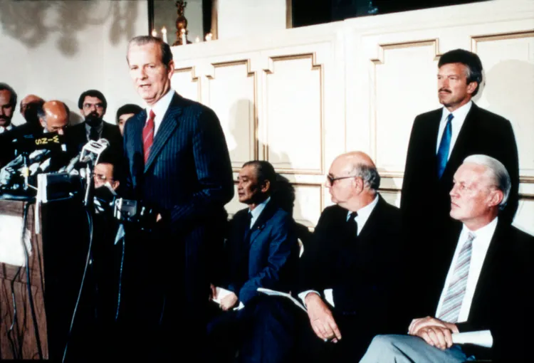 1985年美國主導簽定了廣場協議。美聯社