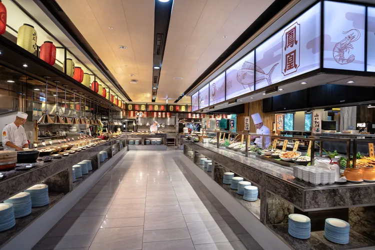 位於長榮鳳凰酒店（礁溪）二樓，桂冠自助餐廳匯集多國美食料理。業者提供