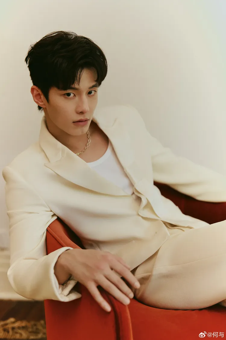 何與人也在泰國。翻攝何與微博