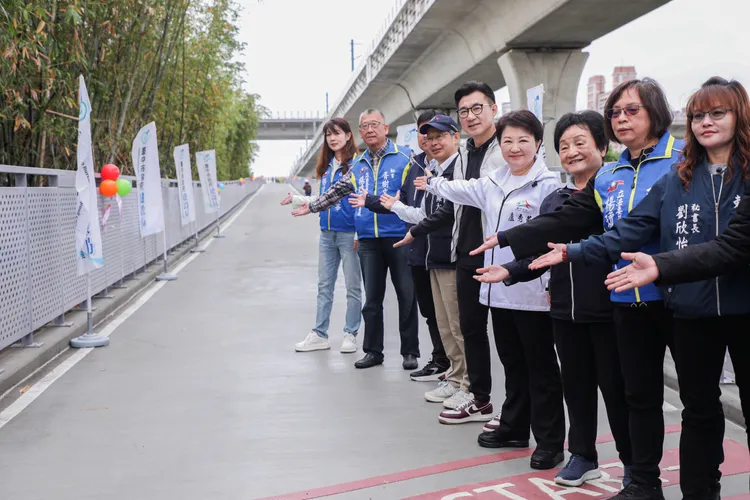 市長盧秀燕與多位中央及地方民意代表，歡迎全國的自行車愛好者一同來綠空廊道騎乘體驗。市府提供