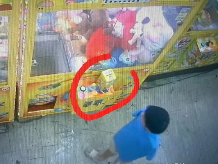 小男孩先發現鐵盒。翻攝爆料公社