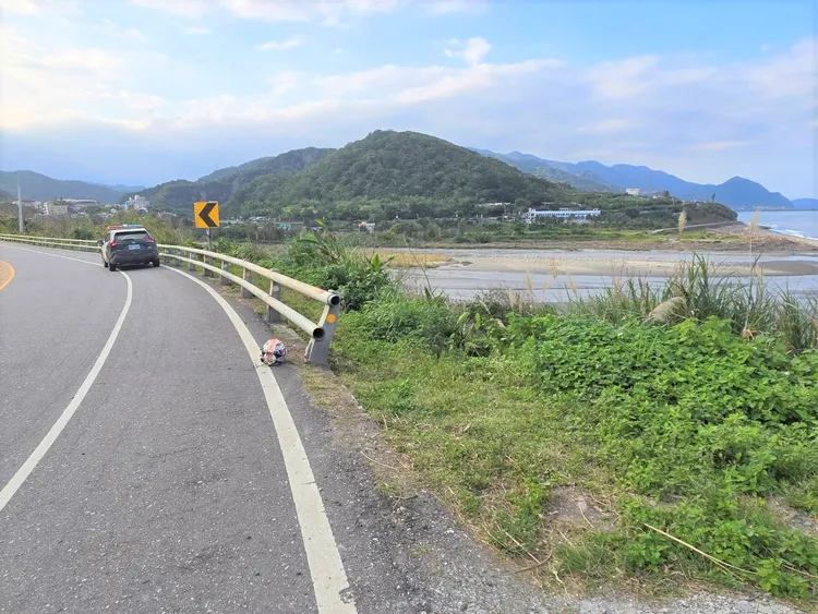 男子騎機車疑自撞路邊護欄跌落3米深邊坡。民眾提供