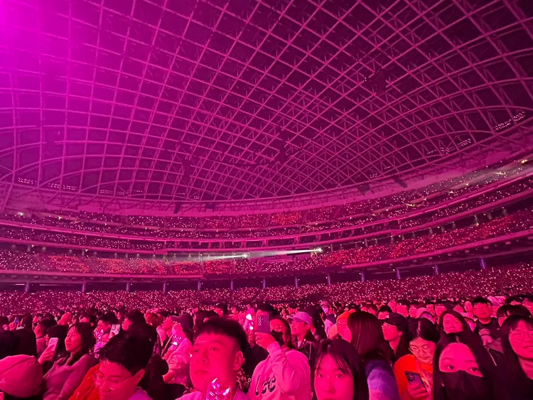 全場排字「WE♥TY SINCE 4EVER」。讀者提供