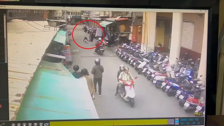 楊姓外送員見李女跌倒，問明原委後騎車追捕嫌犯。民眾提供