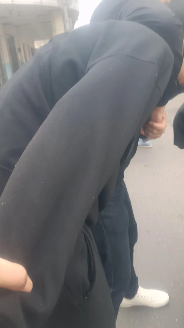 楊姓外送員抓住嫌犯的手，李女丈夫則勒住他的脖子交由警方處理。謮者提供