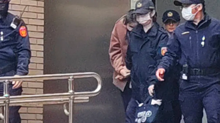 劉若琳被押解上囚車時，一直躲在法警身後，避免媒體拍攝她的正面。張欽攝