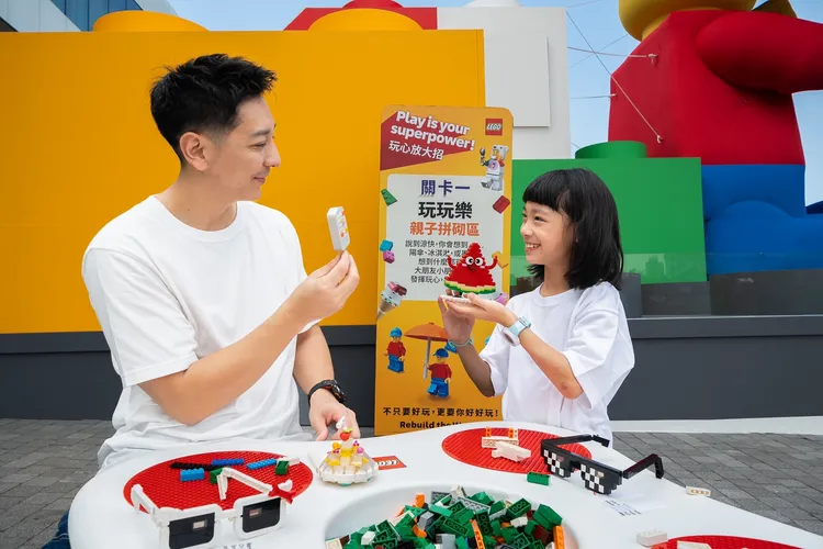 「樂高雄」多項關卡及打卡活動 巨型衝浪樂高人陪伴大小朋友好好樂一波。台灣樂高提供