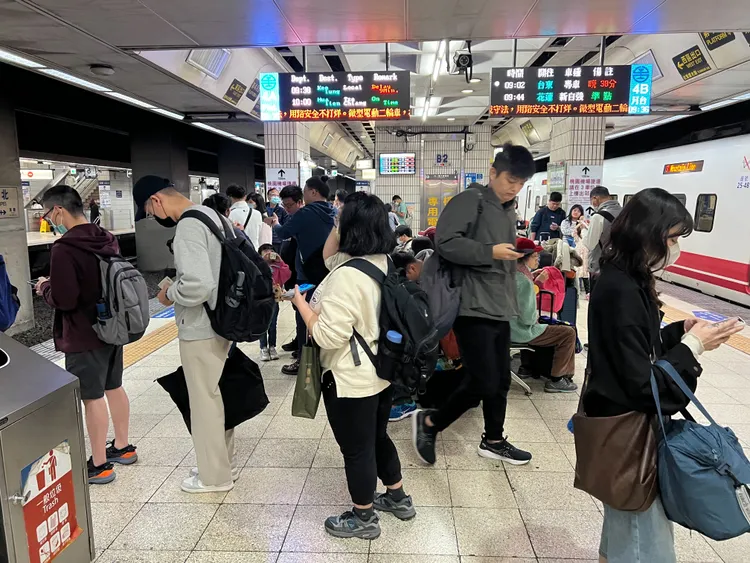 台鐵預估今明兩日全台出遊及返工人潮將持續湧現。台鐵提供