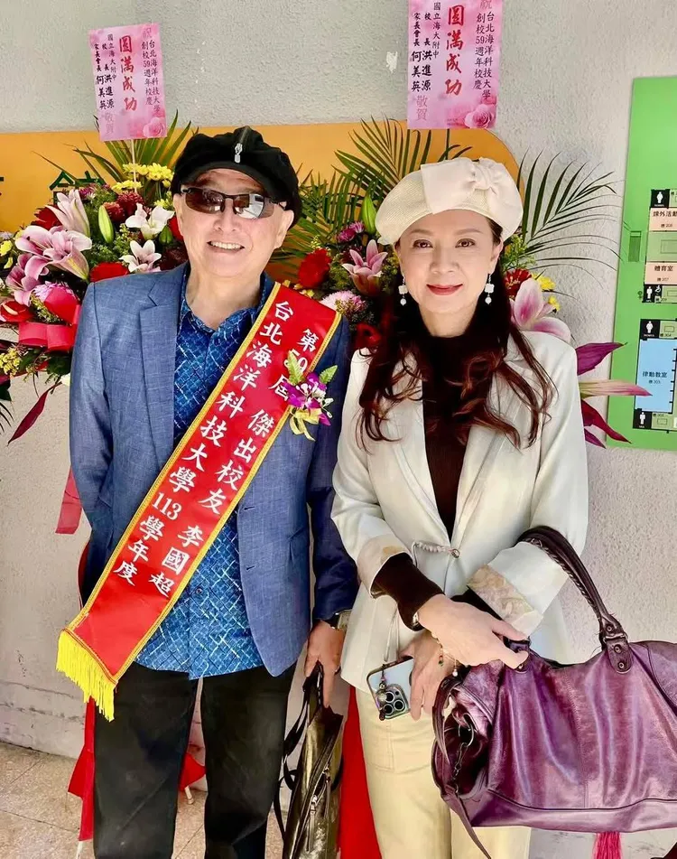 李國超（左）今回母校領榮譽校友獎，老婆高欣欣愛相隨。台北海大提供