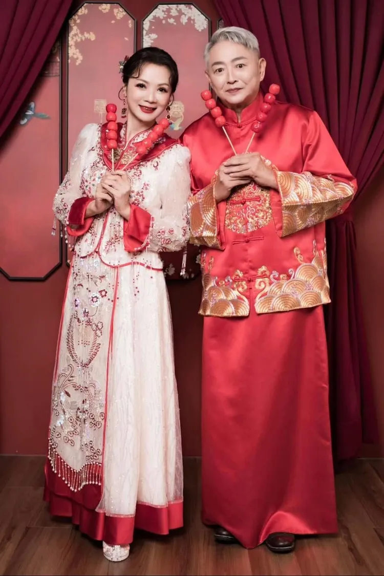 李國超和高欣欣的婚紗照俏皮可愛。翻攝自李國超臉書