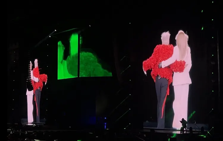 GD表演完後摟著CL下台。讀者提供