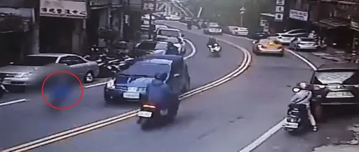 基隆12歲男童馬路亂闖　下秒慘遭車撞飛！驚悚瞬間曝光