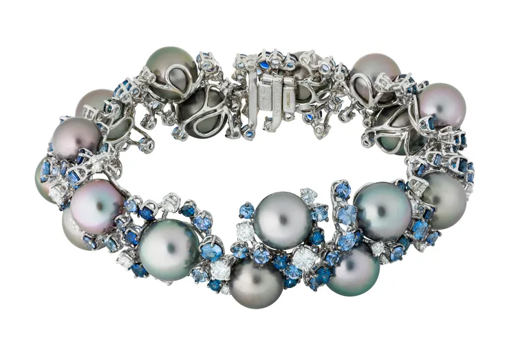 DAMIANI大師傑作Mimosa含羞草珍珠系列18K白金大溪地黑珍珠藍寶石與鑽石手鐲，166萬元。品牌提供
