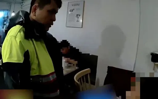 北市老婦沒錢吃飯呆坐店家　暖警到場將她帶回還準備餐點