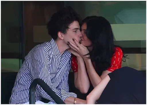 卡達夏魔咒讓他拿不到小金人？女友硬捧甜茶臉親下去　專家：更像母子不像情侶