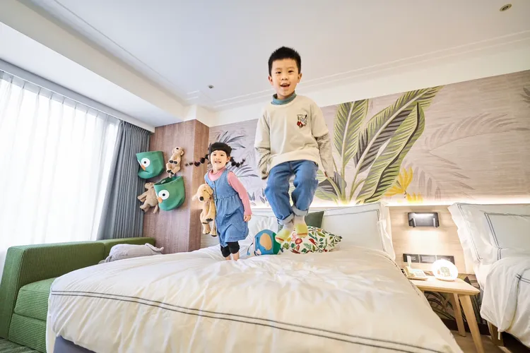 「福容徠旅中壢」IKEA「森旅」客房，充滿童趣動物森林的空間，有著各式動物類的布玩偶陪伴，大、小朋友玩的開心住的也開心。業者提供