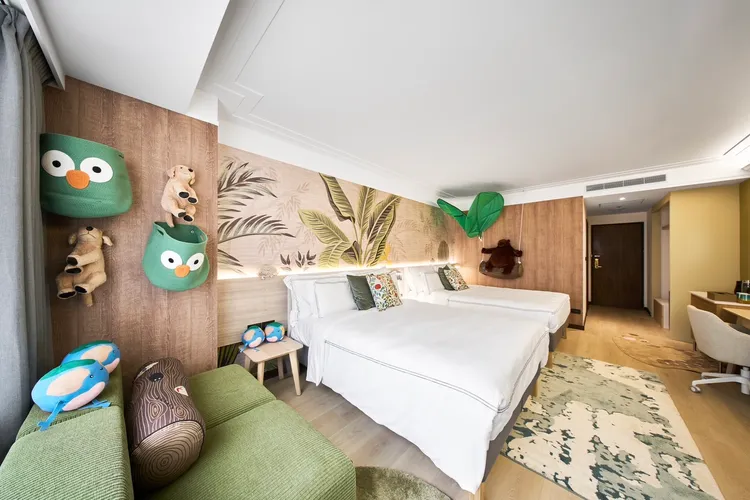 「福容徠旅中壢」IKEA「森旅」客房，闡述的是「野生動物萬歲」。牆上有100公分高的棕熊坐在木頭造型的布偶鞦韆上，營造出一種既童趣又療癒的森林氛圍。業者提供