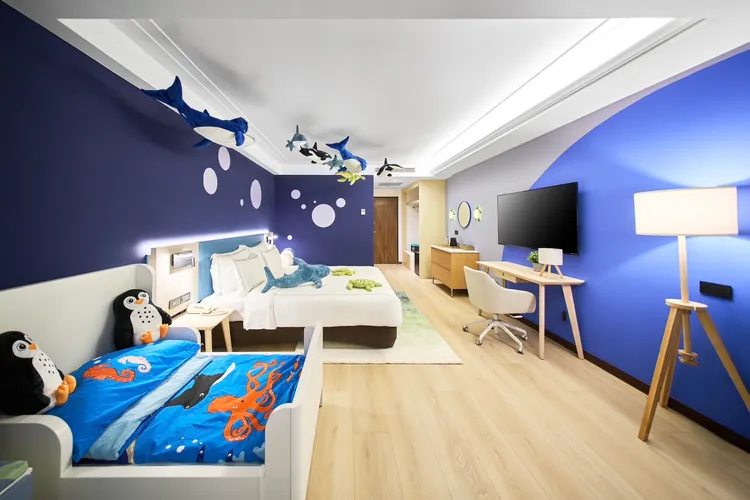 「福容徠旅中壢」IKEA「海旅」客房，將海龜、藍鯨、虎鯨等，固定在天花板上，床上擺放著企鵝和鯊魚，彷彿進入海底世界。業者提供