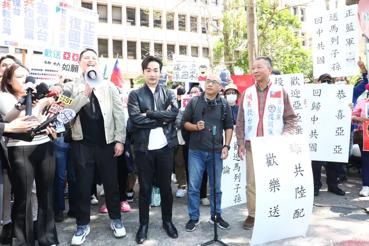 陸配「亞亞」拒絕離台，內政部前抗議，網紅「八炯」、「閩南狼」等人到場開嗆。彭欣偉攝