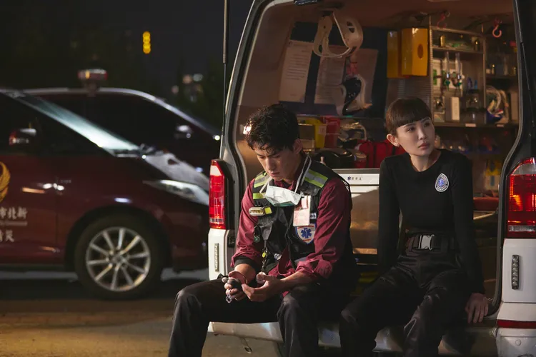 魏如萱（右）與朱軒洋在MV中飾演合作無間的消防緊急救護員搭檔，劇情催淚。圖／好多音樂提供