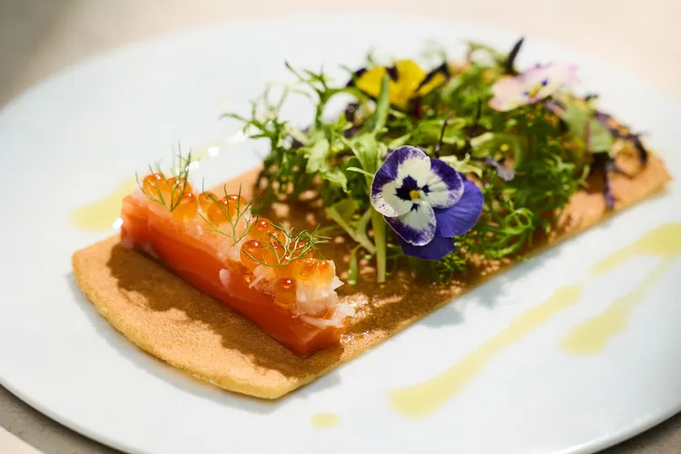 Grill Ukai西餐前菜「煙燻鮭魚 鮭魚卵 布列塔尼餅」。業者提供