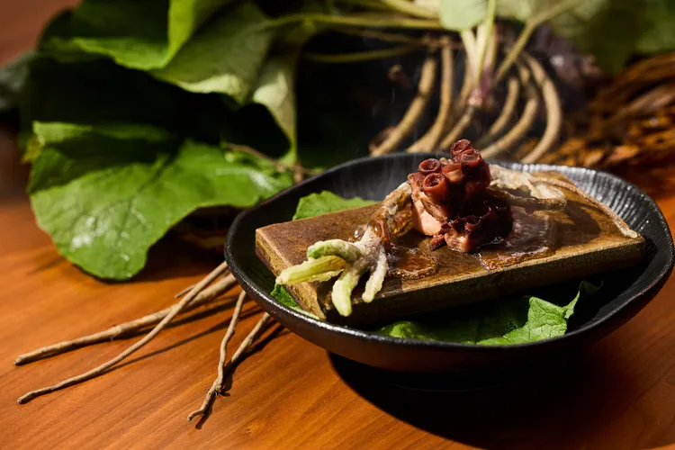 Ukai Kaiseki懷石「章魚 櫻煮石燒 炸牛蒡」。業者提供