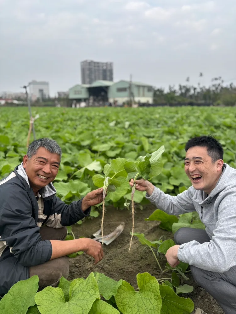 Ukai Kaiseki懷石料理長廣瀨晉平尋訪位於屏東的有機牛蒡田。業者提供