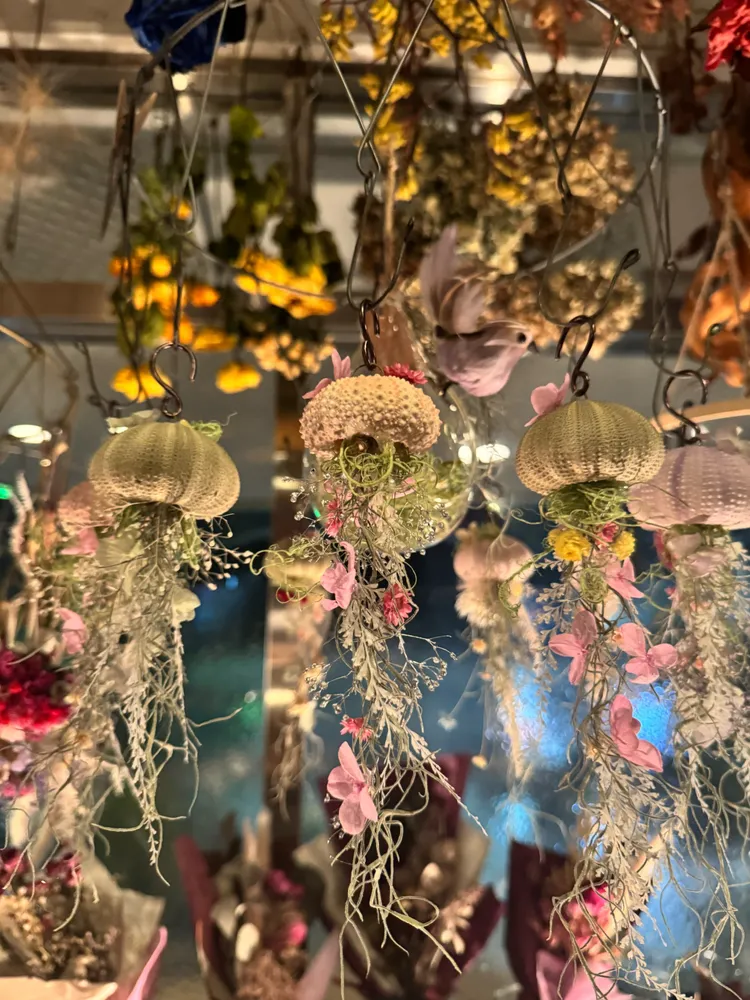 各式鮮花垂綴，非常高雅。蘋果妹拍攝