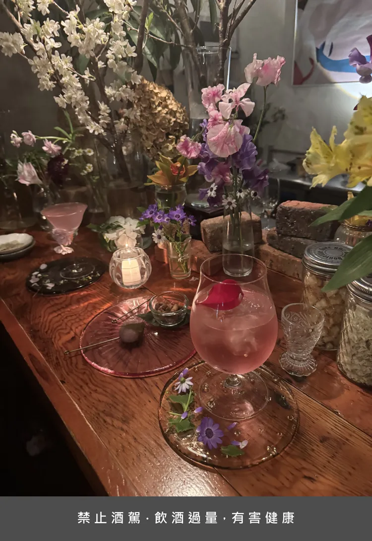 粉嫩的櫻花調酒及玫瑰調酒，在燭光四映中更顯浪漫，很適合姐妹們一起。蘋果妹拍攝