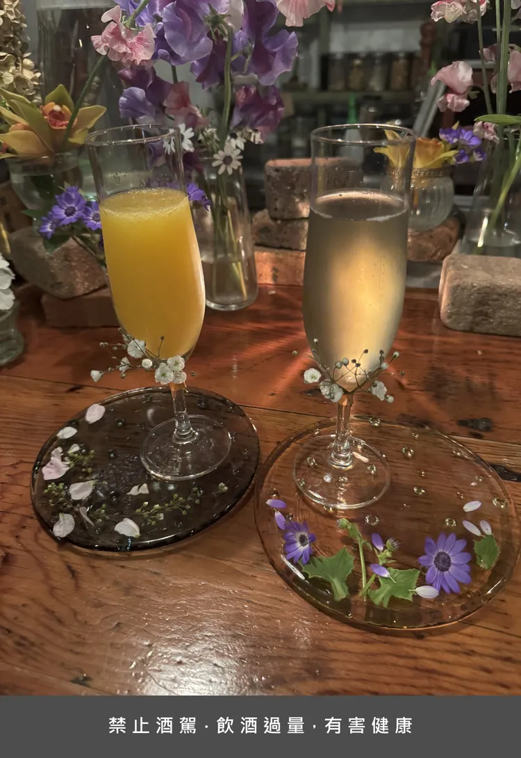 鮮花入酒及裝飾是這間店的特色。蘋果妹拍攝