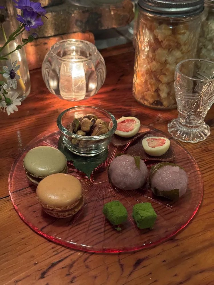 店內招牌甜點除了生巧克力，最厲害的是手作櫻餅，濃醇口感與花卉系調酒相得益彰，成為顧客最愛的搭配選擇。蘋果妹拍攝