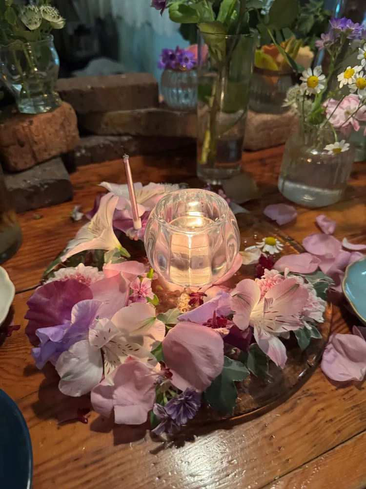 隨處可見的鮮花與蠟燭擺盤。蘋果妹拍攝