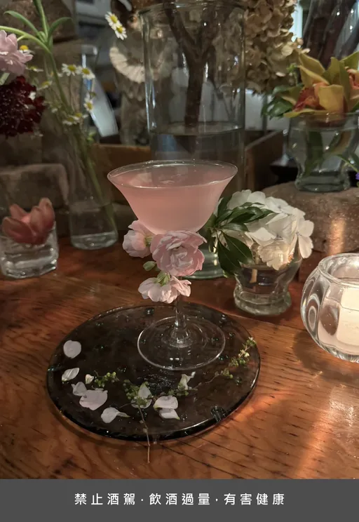 花香微醺!仙台「花とお酒の店」打造浪漫夜晚 櫻花、玫瑰入酒成特色