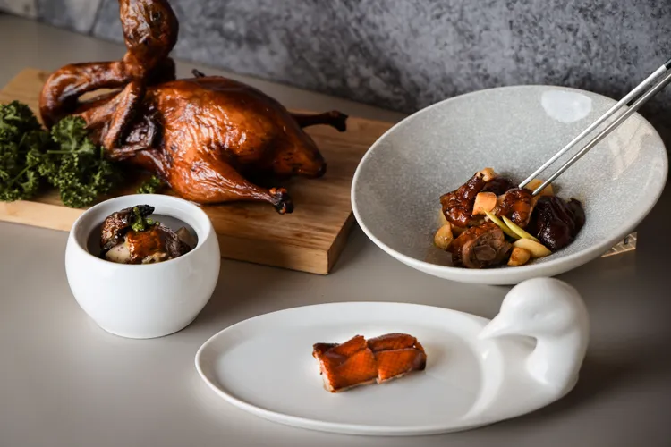 蘆之湖餐宴以米其林三星頤宮餐廳陳偉強主廚拿手的「先知鴨」為主題，並搭配餐飲與白蘆筍料理，呈現精緻粵菜風情。雲品國際提供