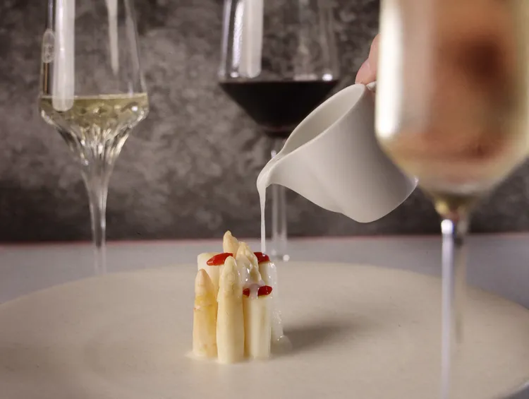 長期推廣綠色餐飲的雲品溫泉酒店日月潭，特別尋找台灣在地產的白蘆筍取代法國進口品。雲品國際提供