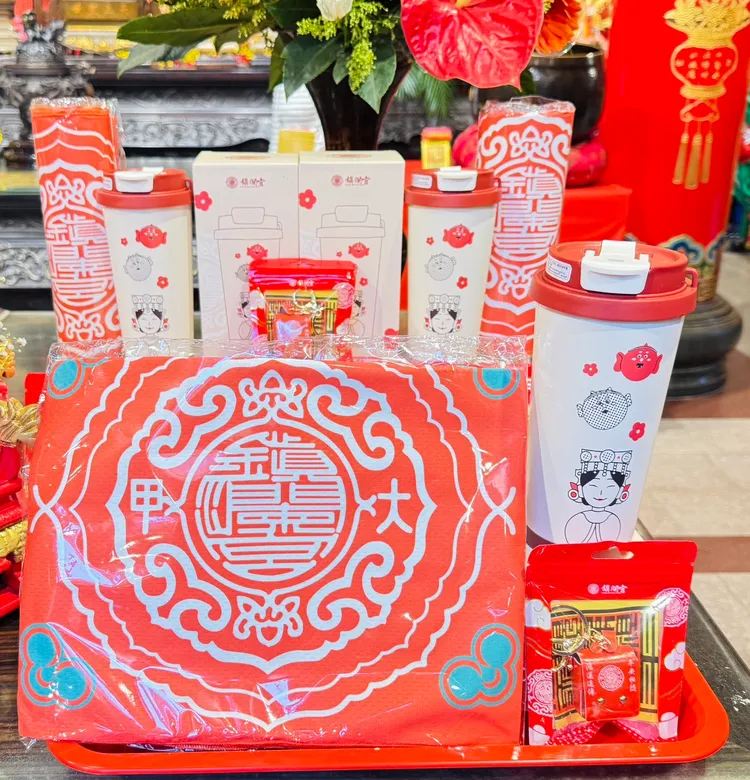 門號過火保平安 申辦指定手機再送「大甲媽護佑隨行禮盒」。遠傳提供